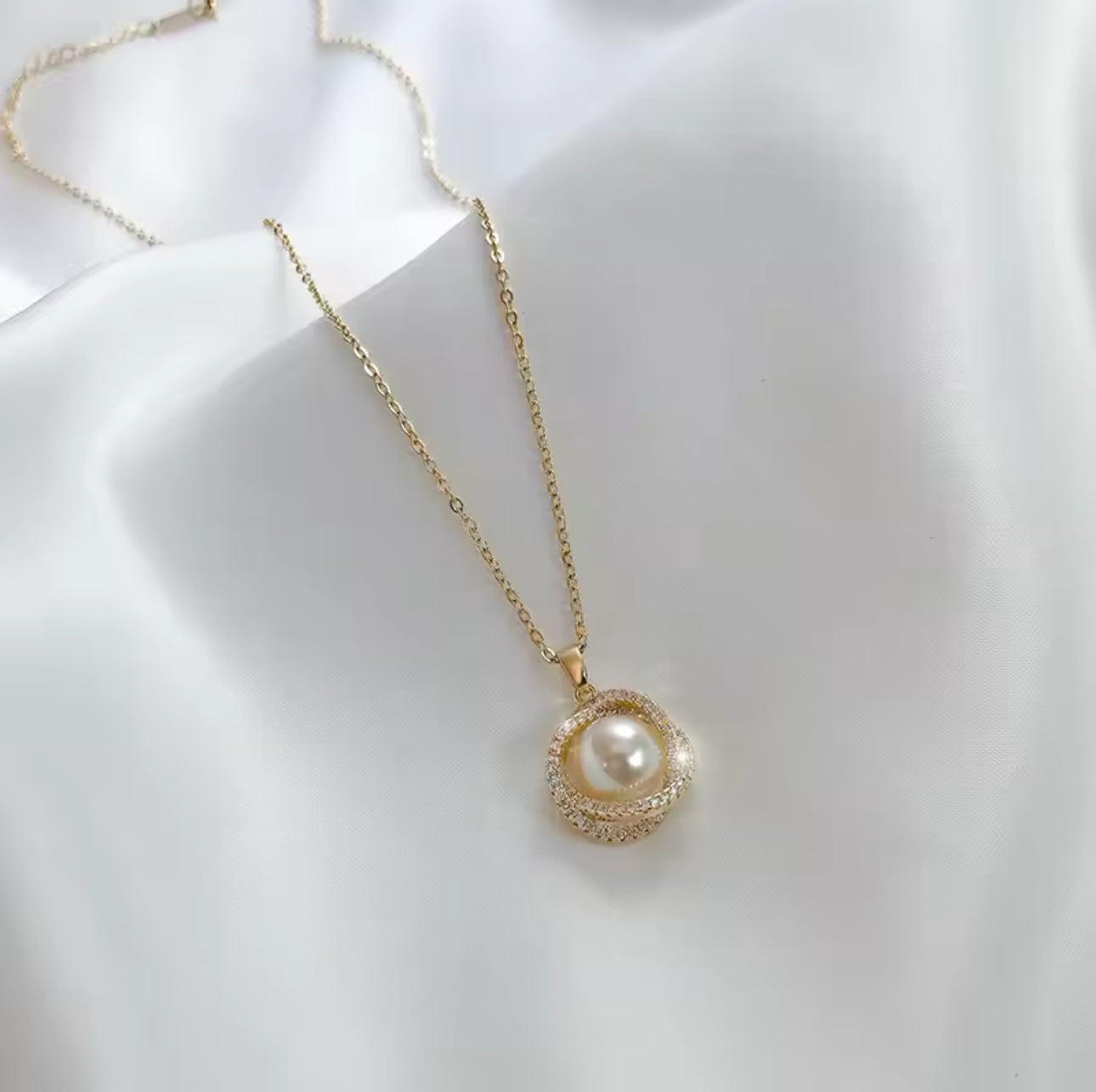 Pearl pendant necklace