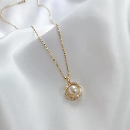 Pearl pendant necklace